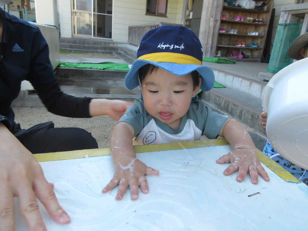 粘土で遊ぶ