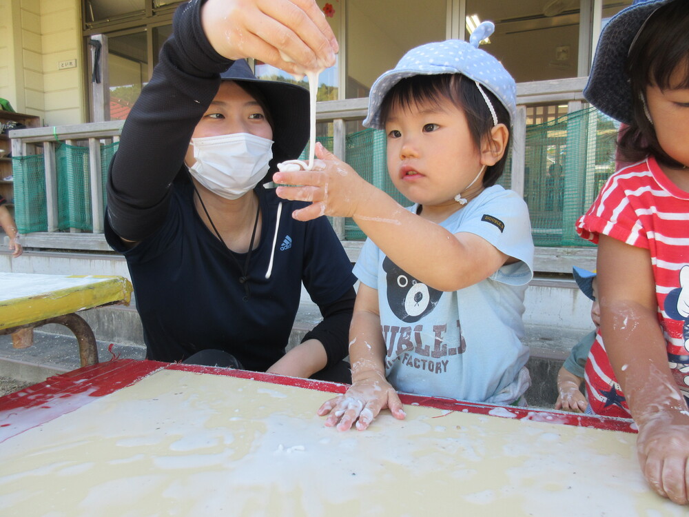 粘土を触る