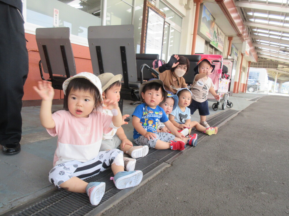 手を振る子どもたち