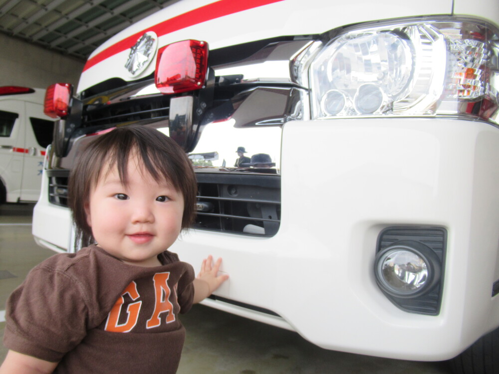 救急車を見る男の子