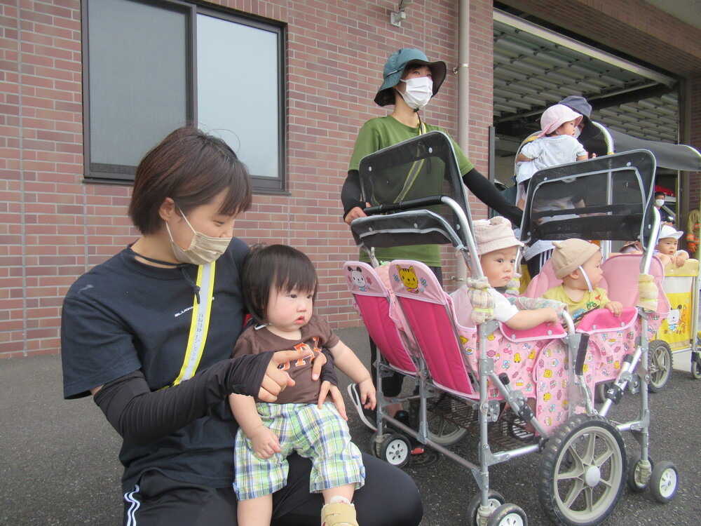 訓練を見学する子ども達