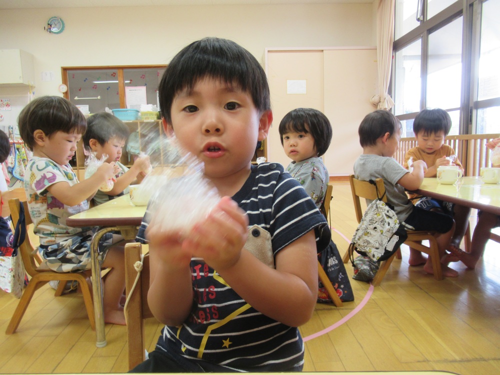 おにぎりを握る男の子