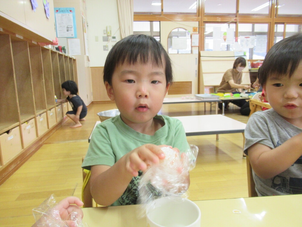 おにぎりを握る男の子