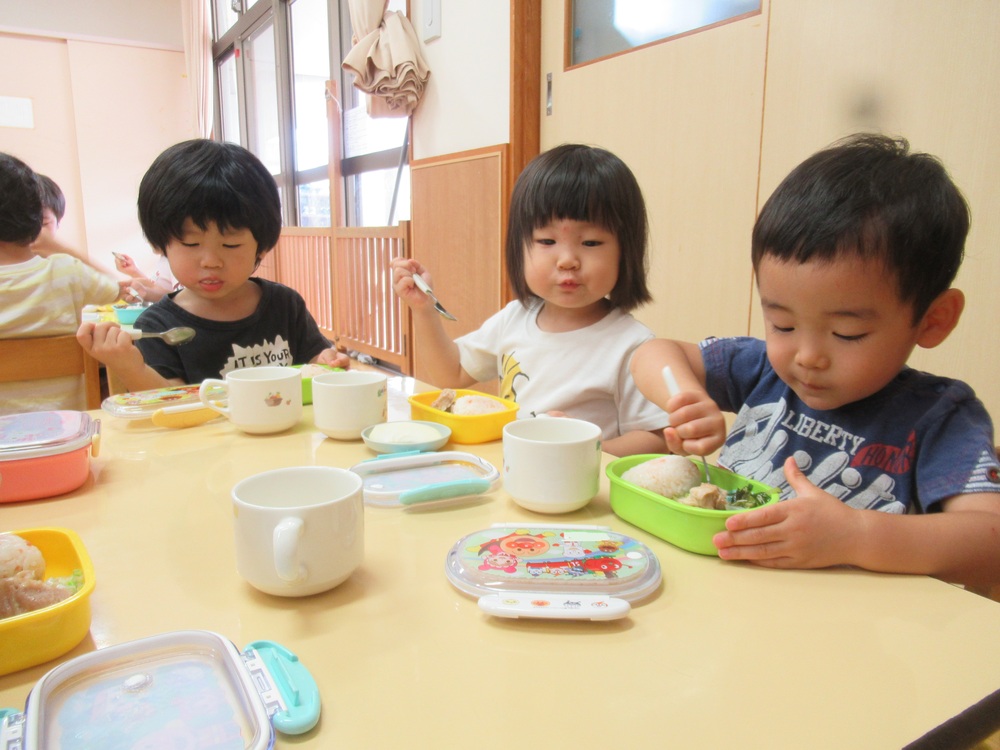 お弁当を食べる子どもたち