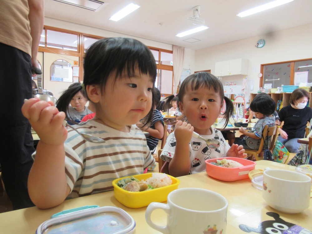 お弁当を食べる