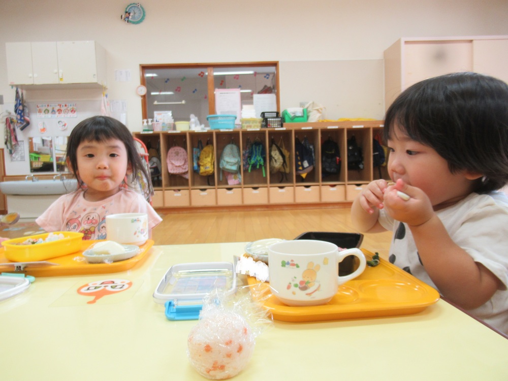 お弁当を食べる