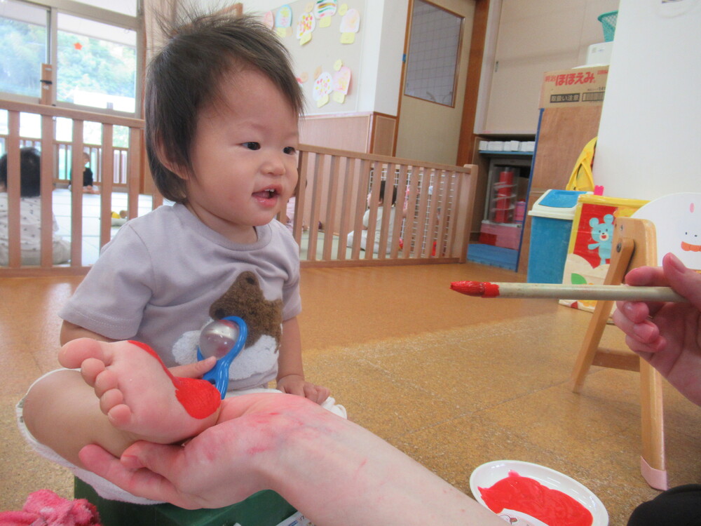 くすぐったくなり、笑顔になる女の子