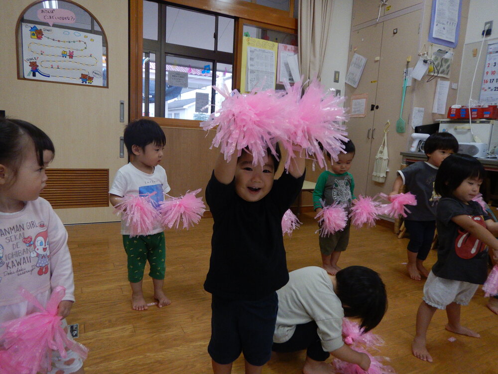 笑顔で踊る