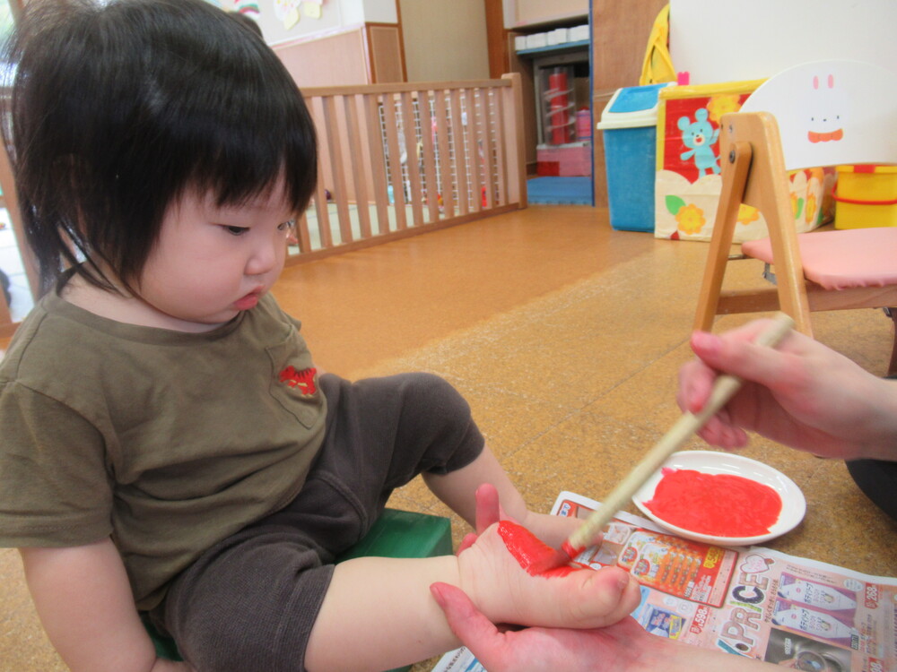 足形を取る男の子