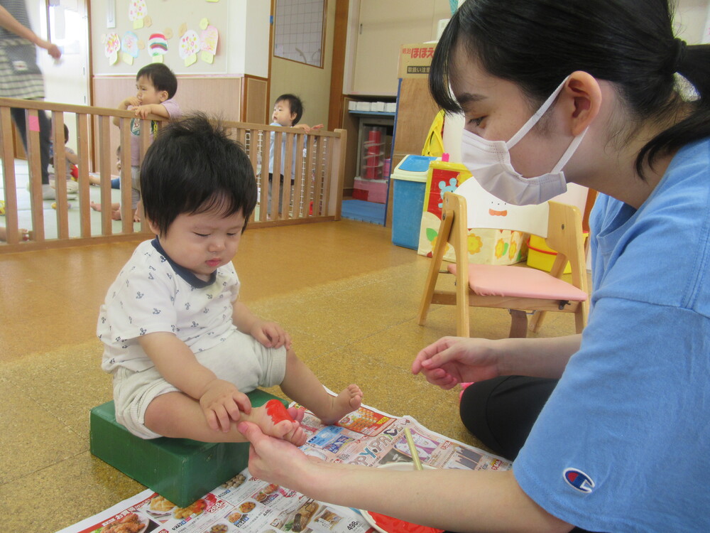自分の足を見る男の子