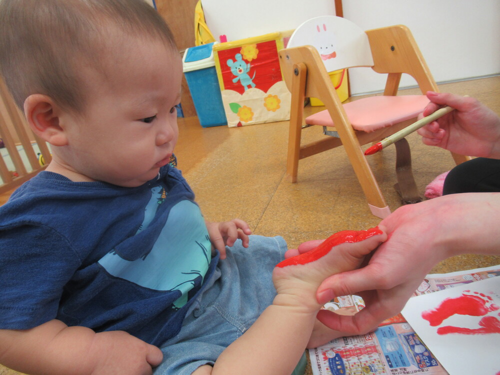 自分の足を見る男の子