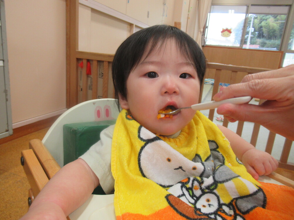 給食を食べる女の子