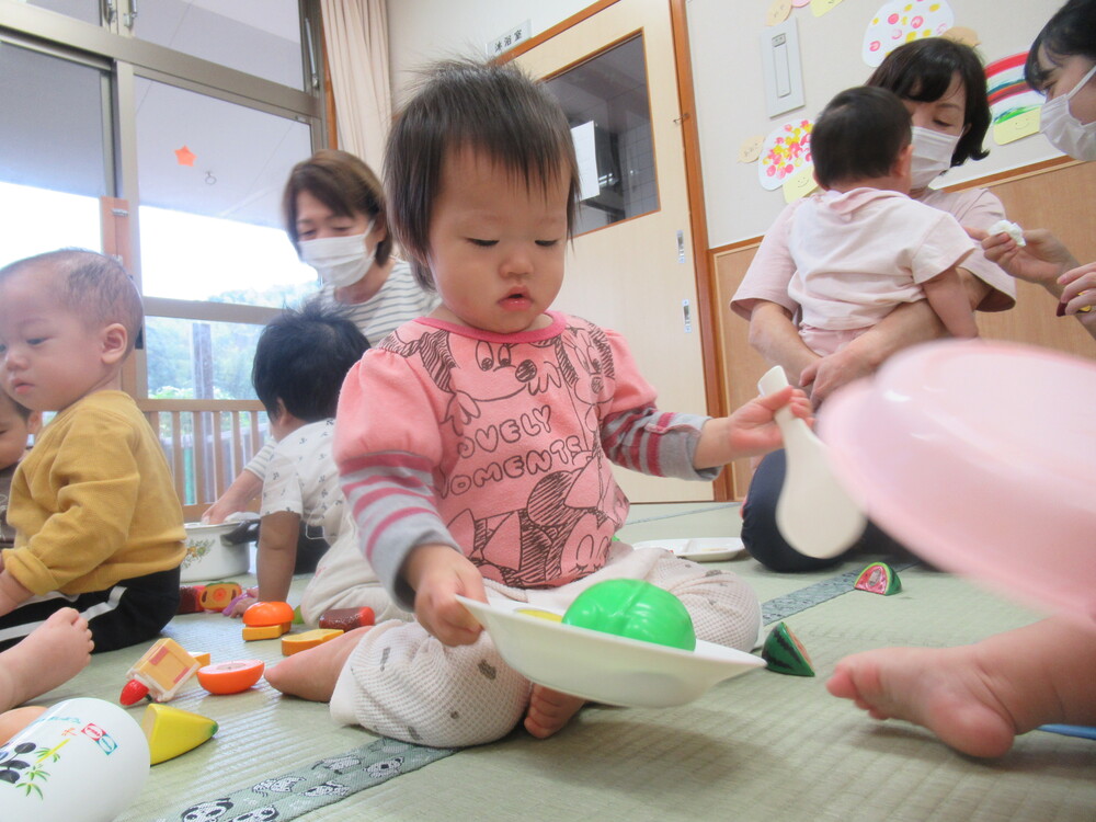 ままごと遊びをする女の子