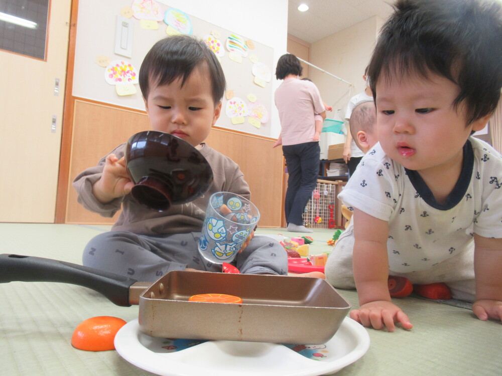 ままごと遊びをする男の子