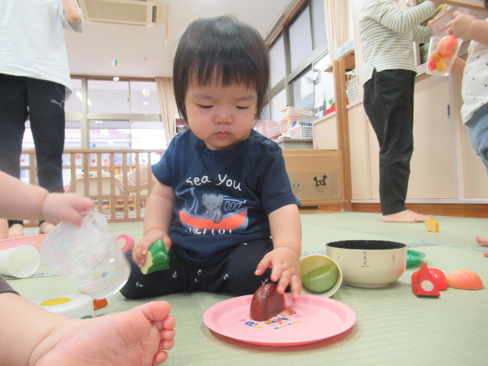 ままごと遊びをする男の子