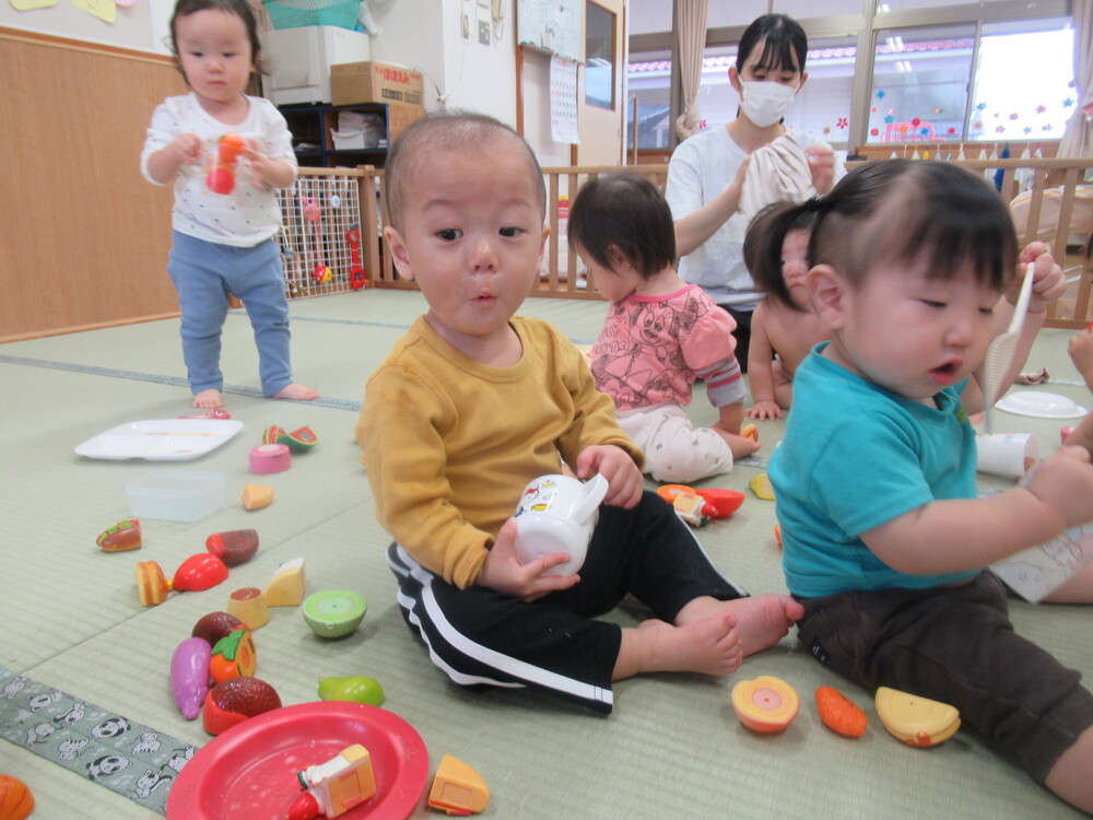 ままごと遊びをする男の子