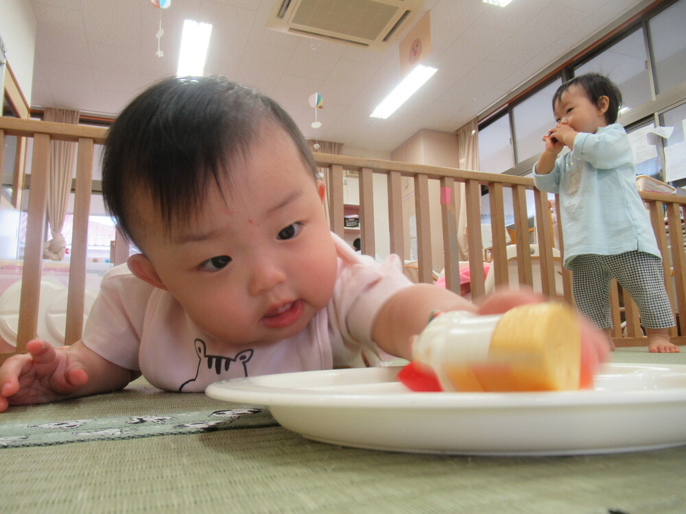 ままごと遊びをする女の子