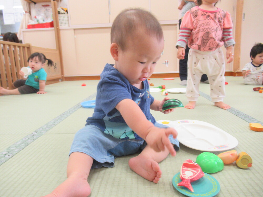 ままごと遊びをする男の子