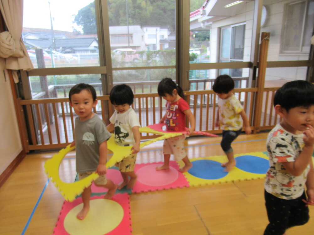 線路を作ってその上を電車ごっこをして歩く子どもたち