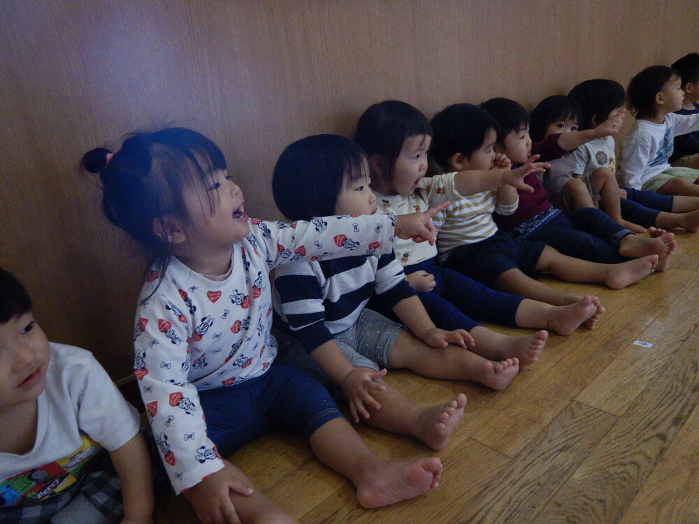 座って玩具に指差しをする