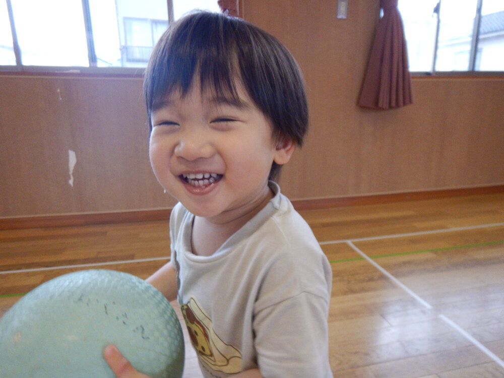 ボールで顔を隠す