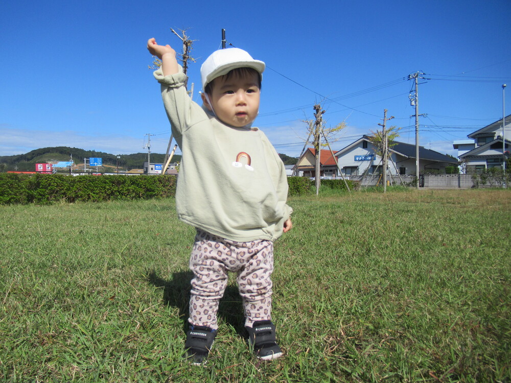 男の子が広場で遊んでいる