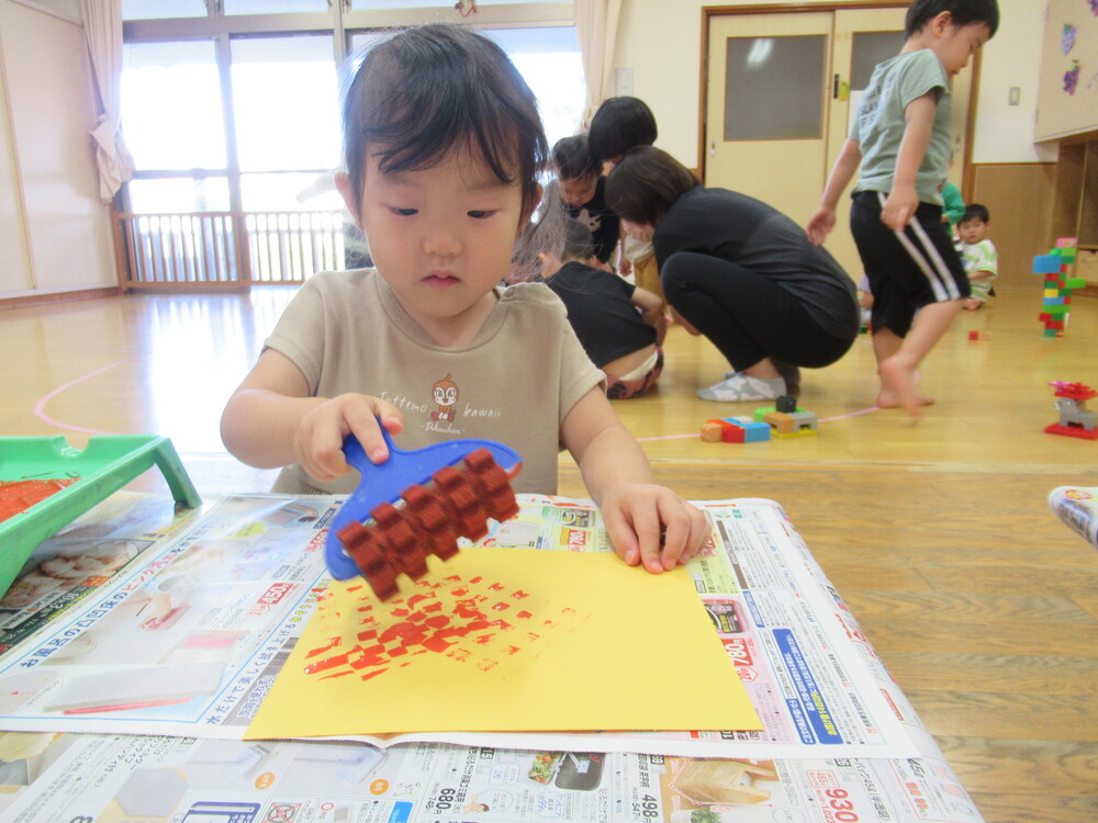 ローラーを使って製作する女の子