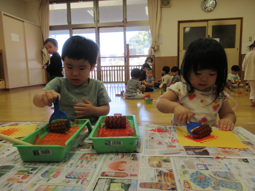 ローラーを使って製作する男の子と女の子