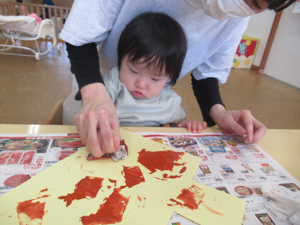 男の子がスタンプをする２