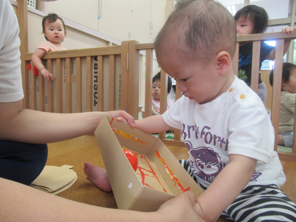 製作をする男の子