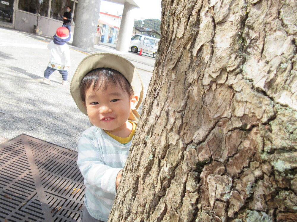覗く