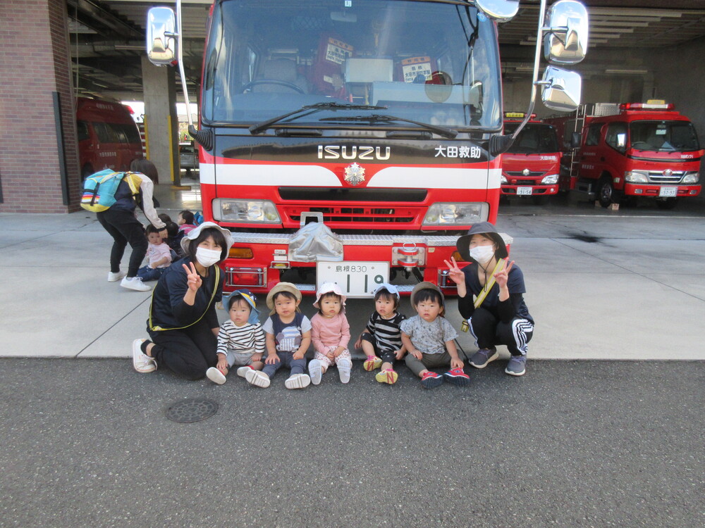 消防車の前で記念写真