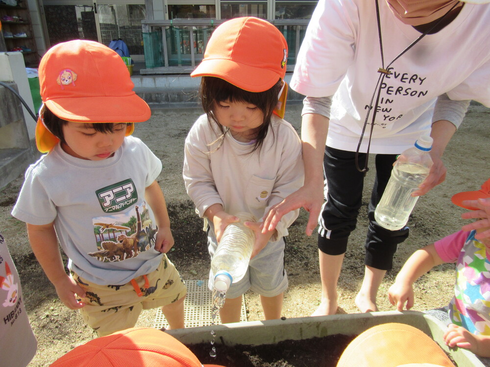 水やりをしている子どもたち