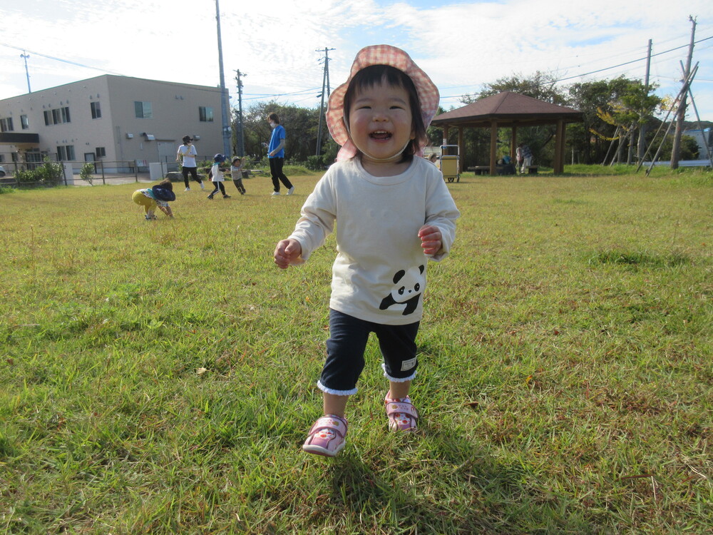 広場を走っている