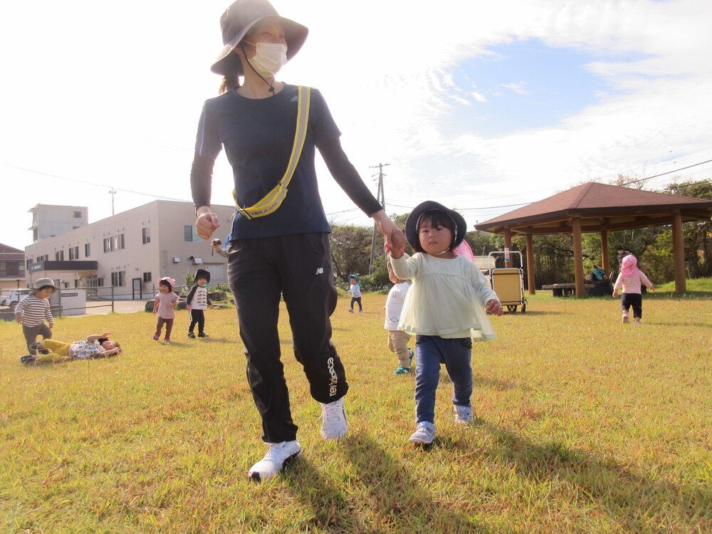 広場を走っている
