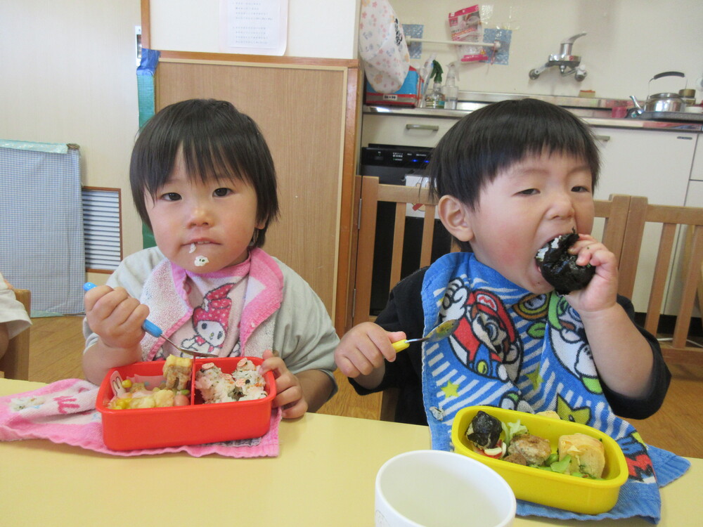 お弁当を食べている