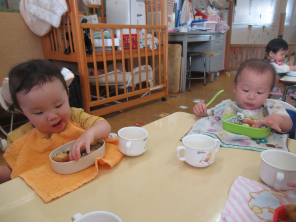 お弁当を食べる子ども