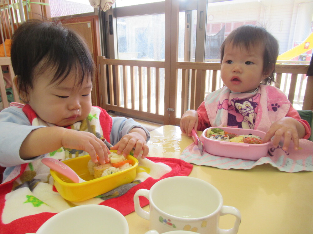 お弁当を食べる子ども