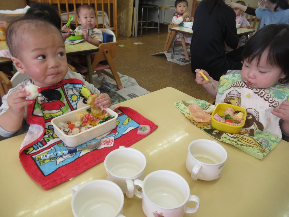 お弁当を食べる子ども