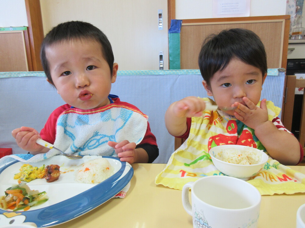 給食を食べている