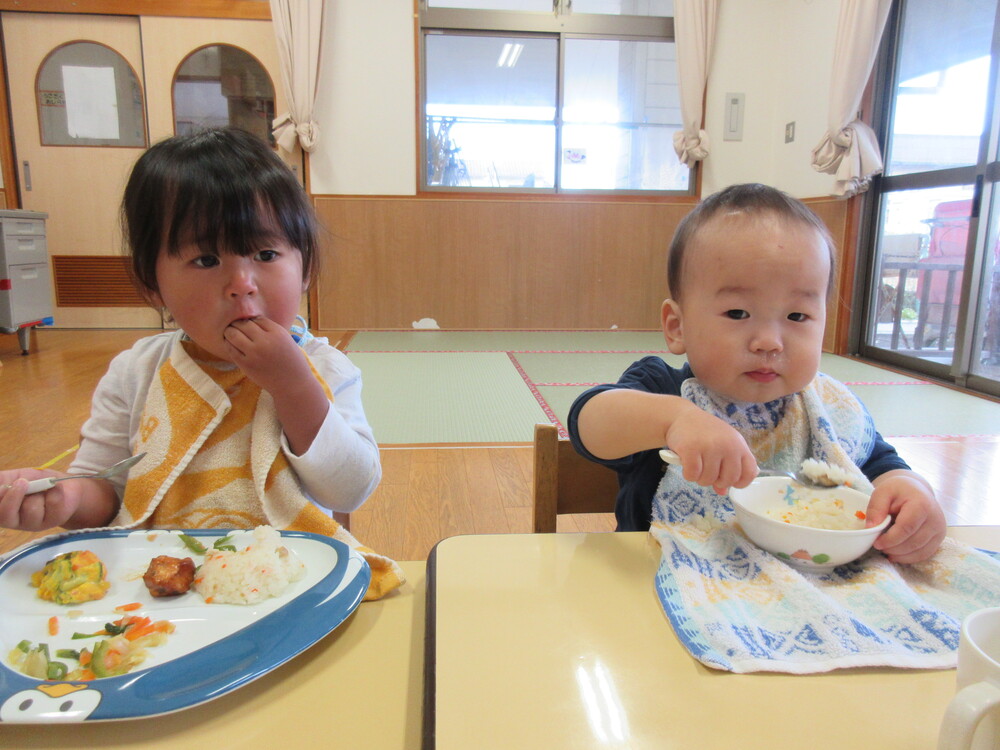 給食を食べている