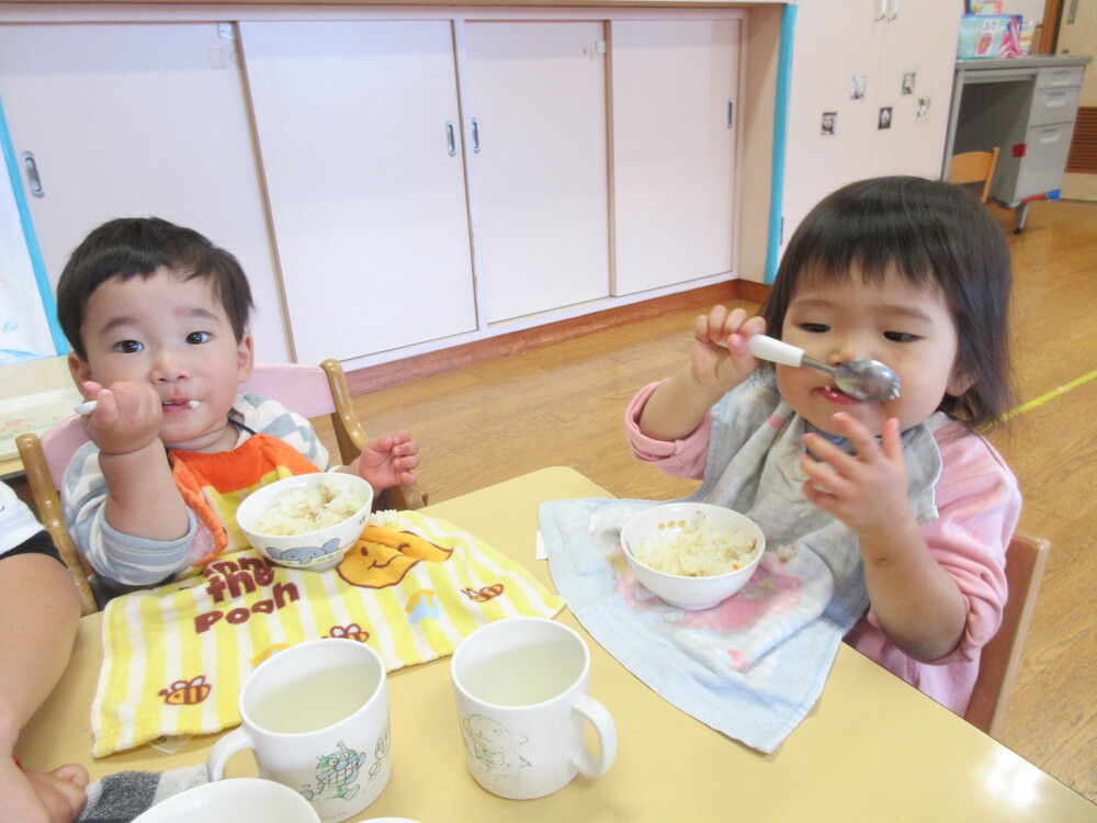 給食を食べている