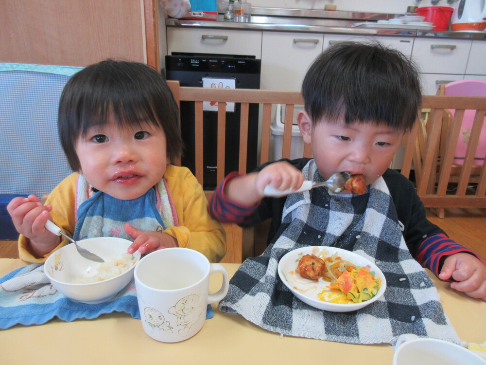 給食を食べている