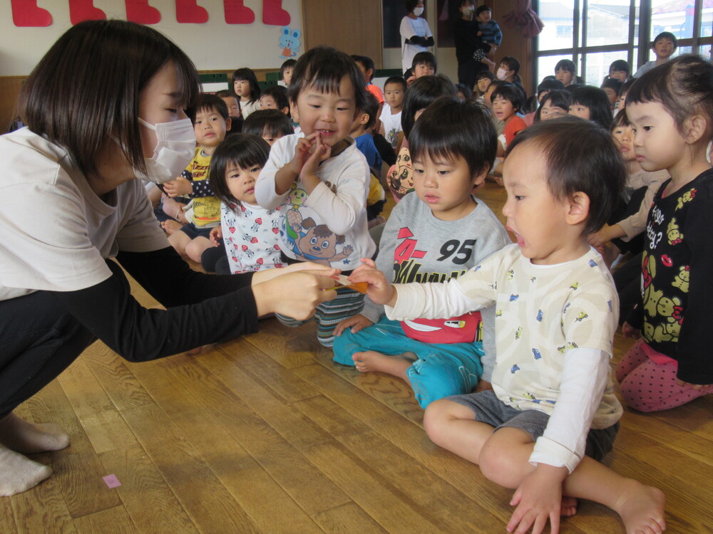 誕生会に参加している