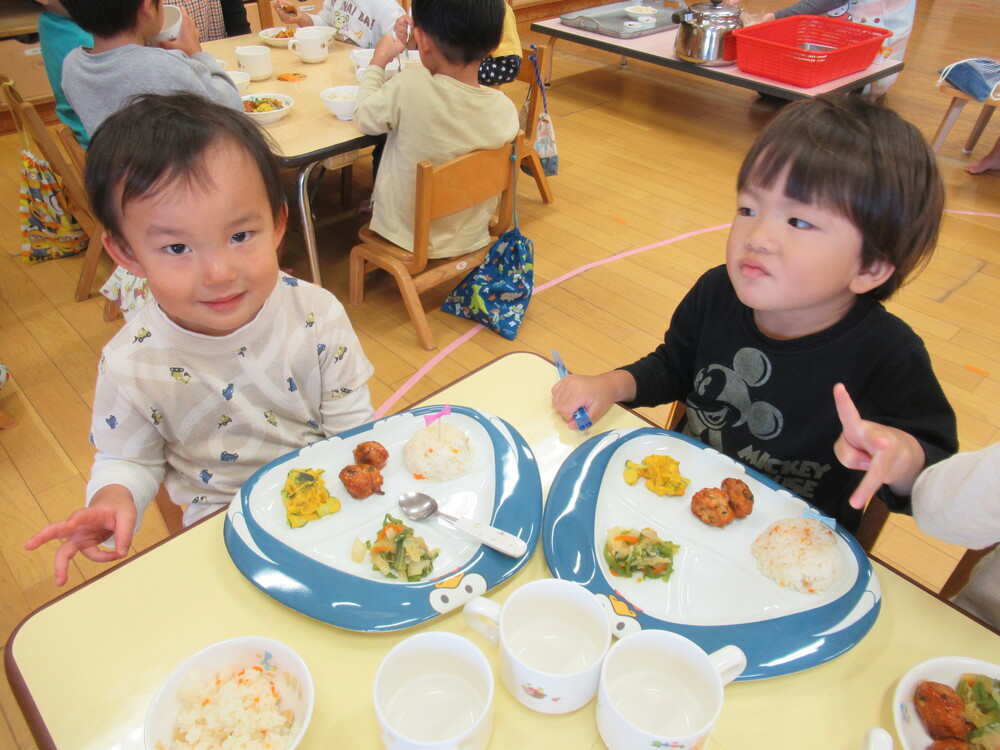 誕生会に参加している