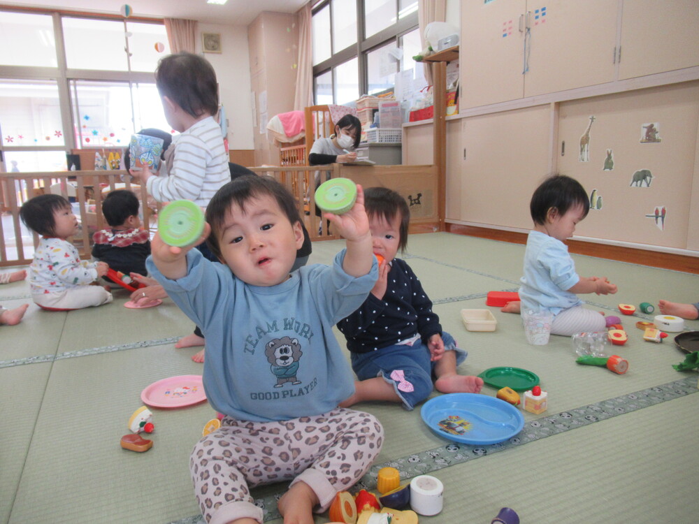 男の子がメロンを食べる