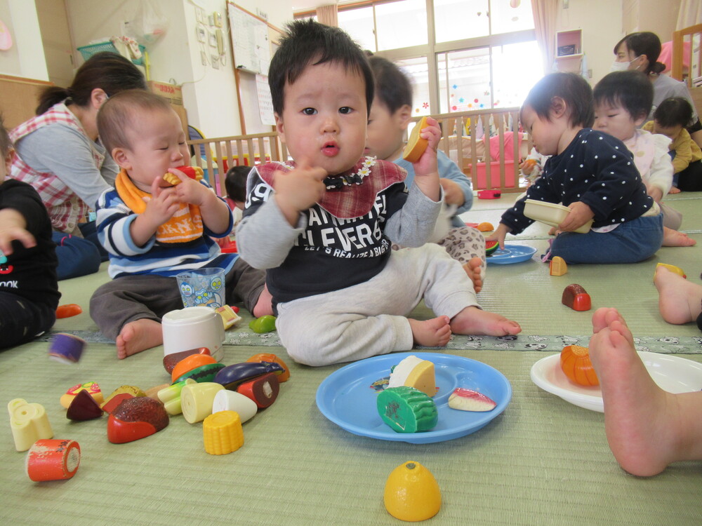 男の子が果物を持つ