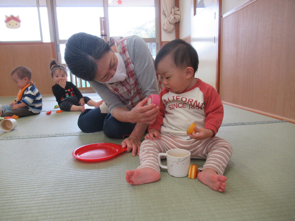 保育者と一緒に遊ぶ