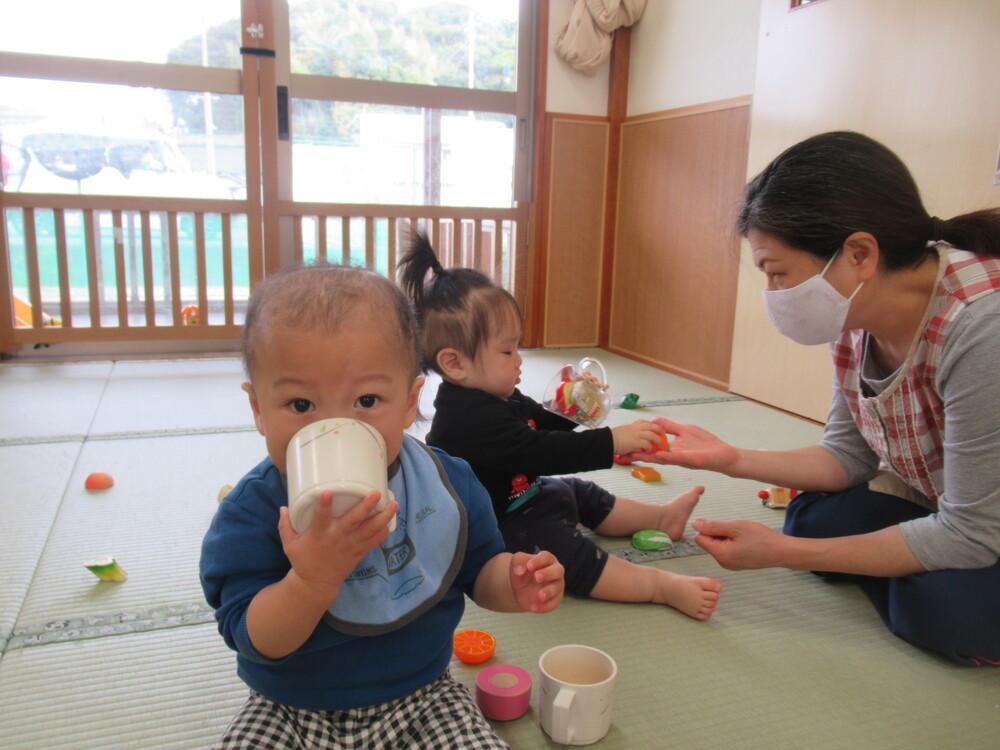 男の子がコップを口にあてる