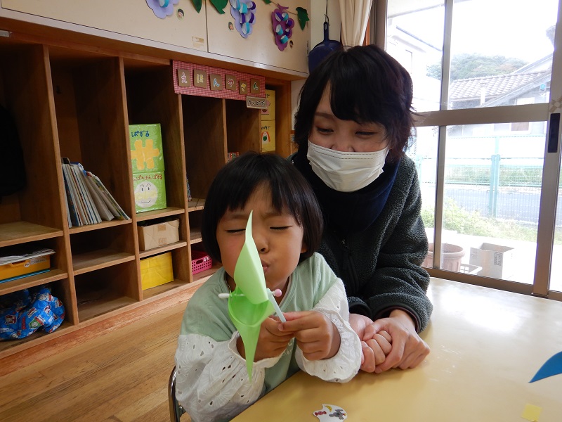 かざぐるまを吹く様子